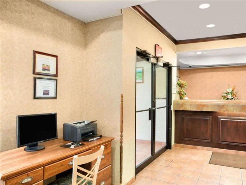 Super 8 By Wyndham Grayville Экстерьер фото