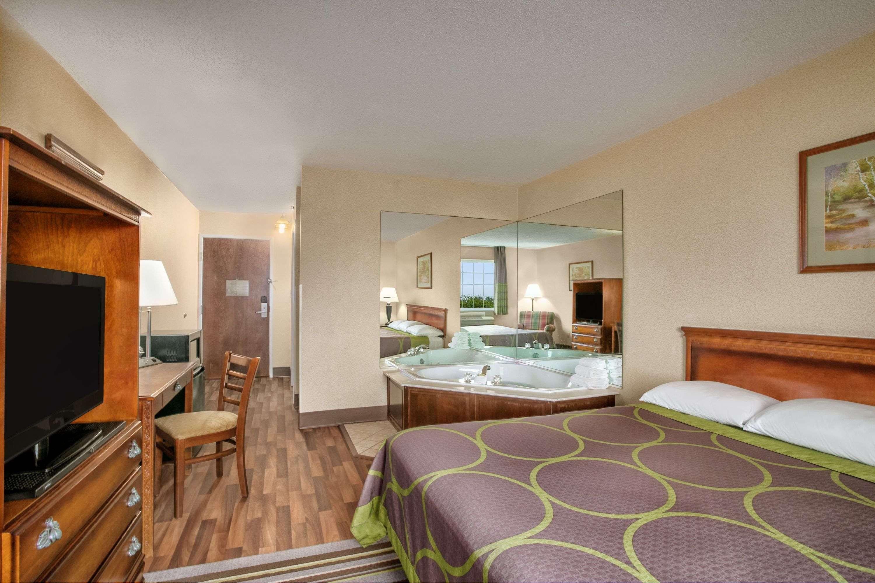 Super 8 By Wyndham Grayville Экстерьер фото