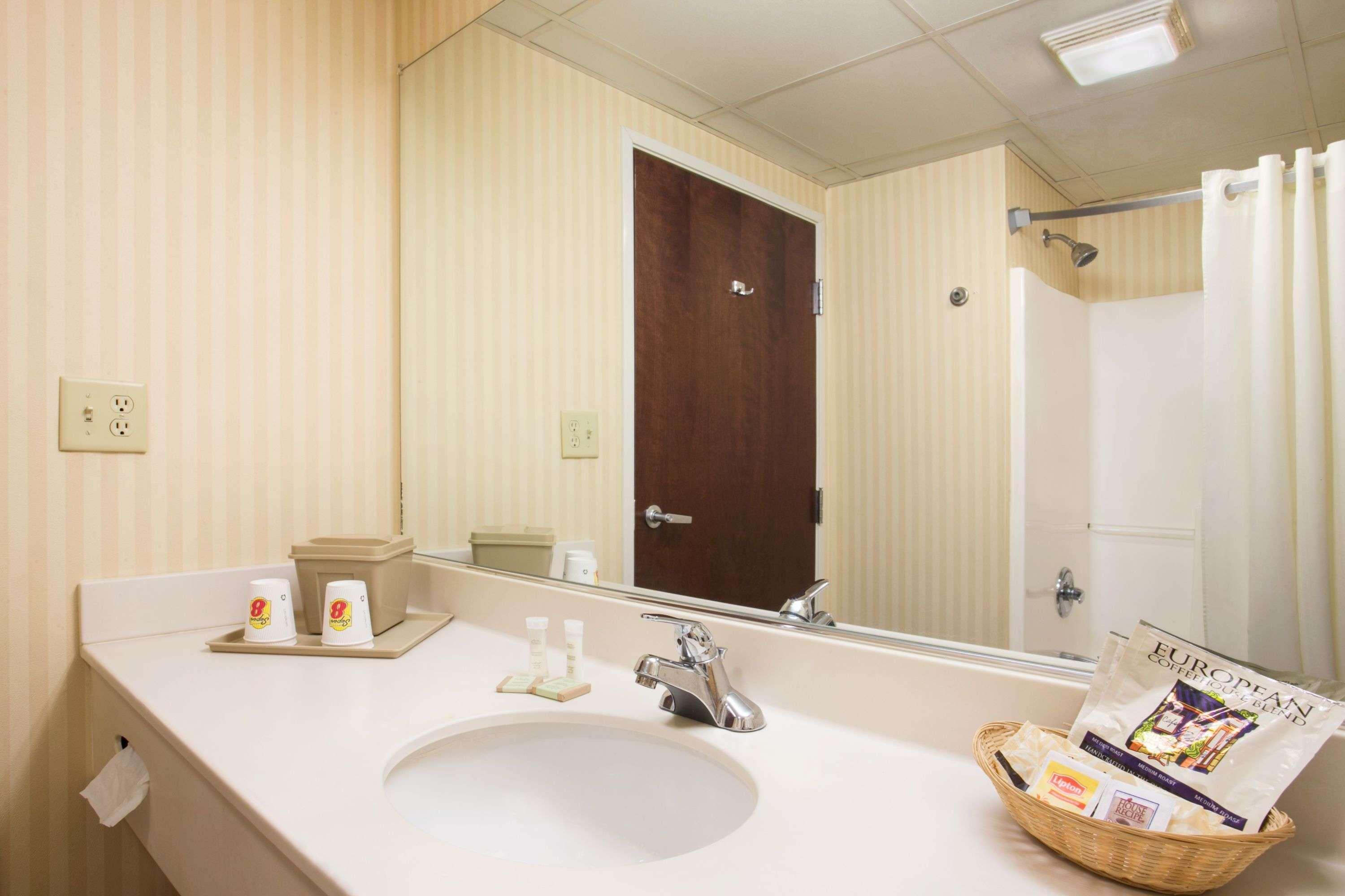 Super 8 By Wyndham Grayville Экстерьер фото